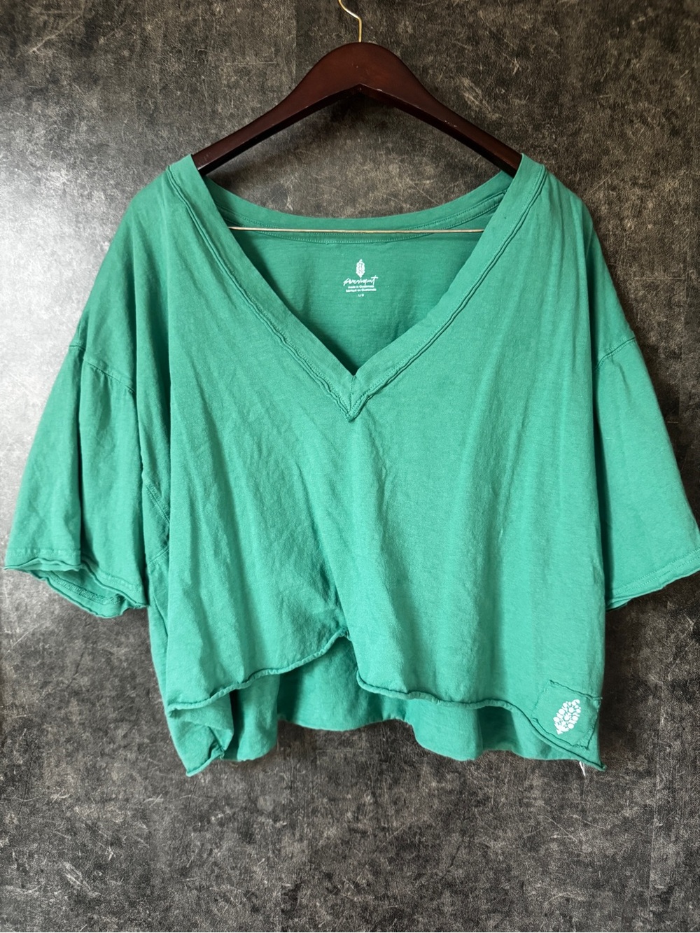 FP Movement Inspire V-Neck Tee L Green Oversized Cropped Raw Hem Free People